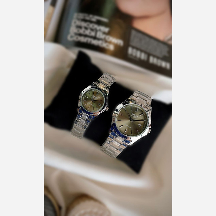 ساعت مچی زنانه مردانه کاسیو casio بند نقره ای صفحه سبز خردلی دارای روز شمار شیک وخاص