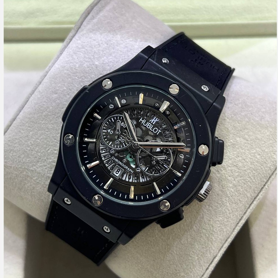 ساعت مچی مردانه هابلوت طرح کرنو موتور شرکتی دارای رنگبندی HUBLOT