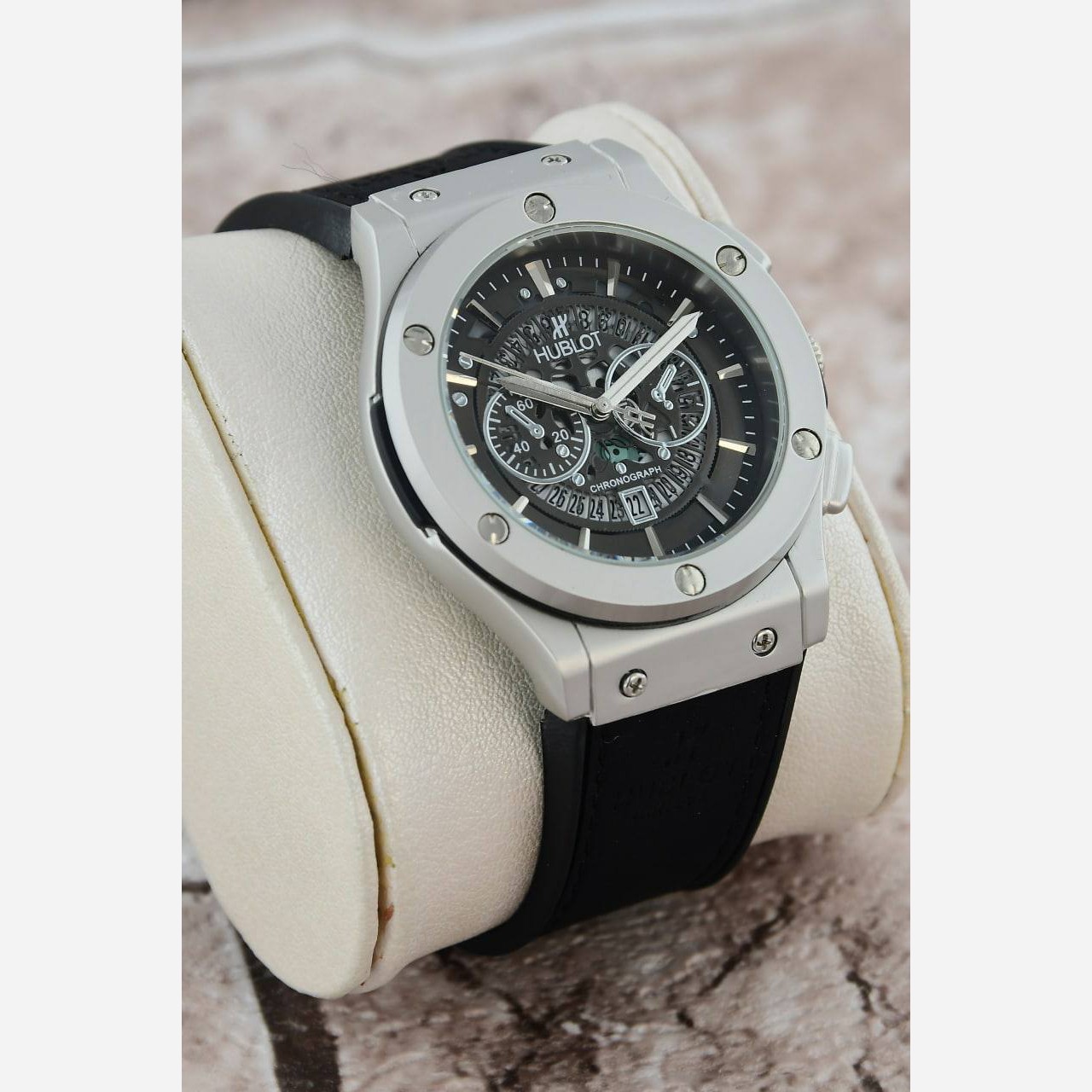 ساعت مچی مردانه هابلوت طرح کرنو موتور شرکتی دارای رنگبندی HUBLOT