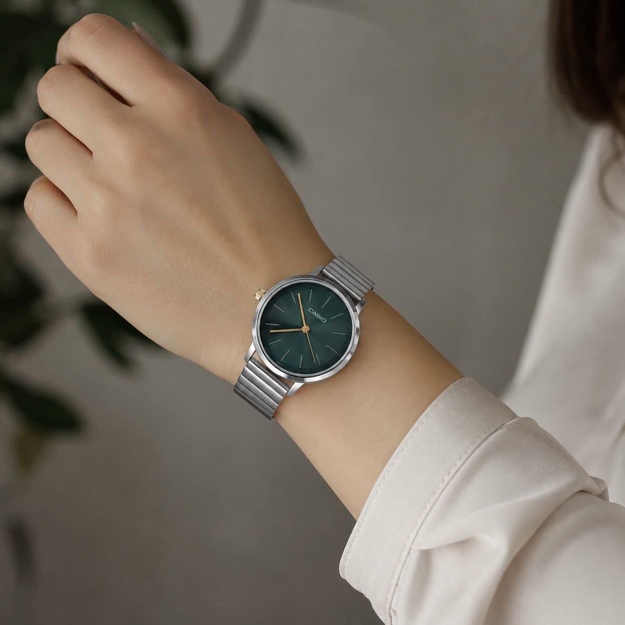 ساعت مچی زنانه کاسیو CASIO ژاپنی نقره ای سبز+ جعبه