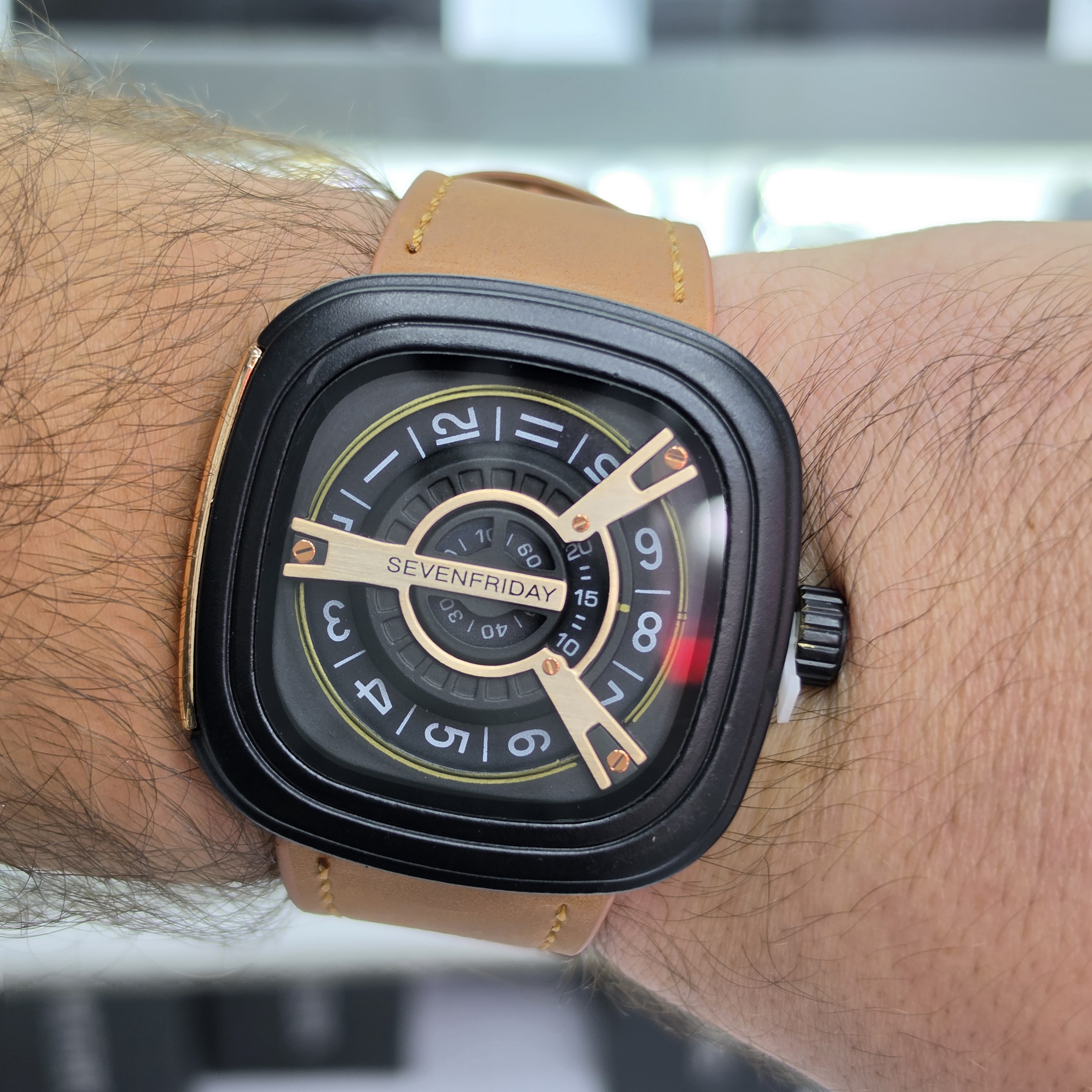 ساعت مچی عقربه ای مردانه سون فرایدی SEVENFRIDAY بندعسلی