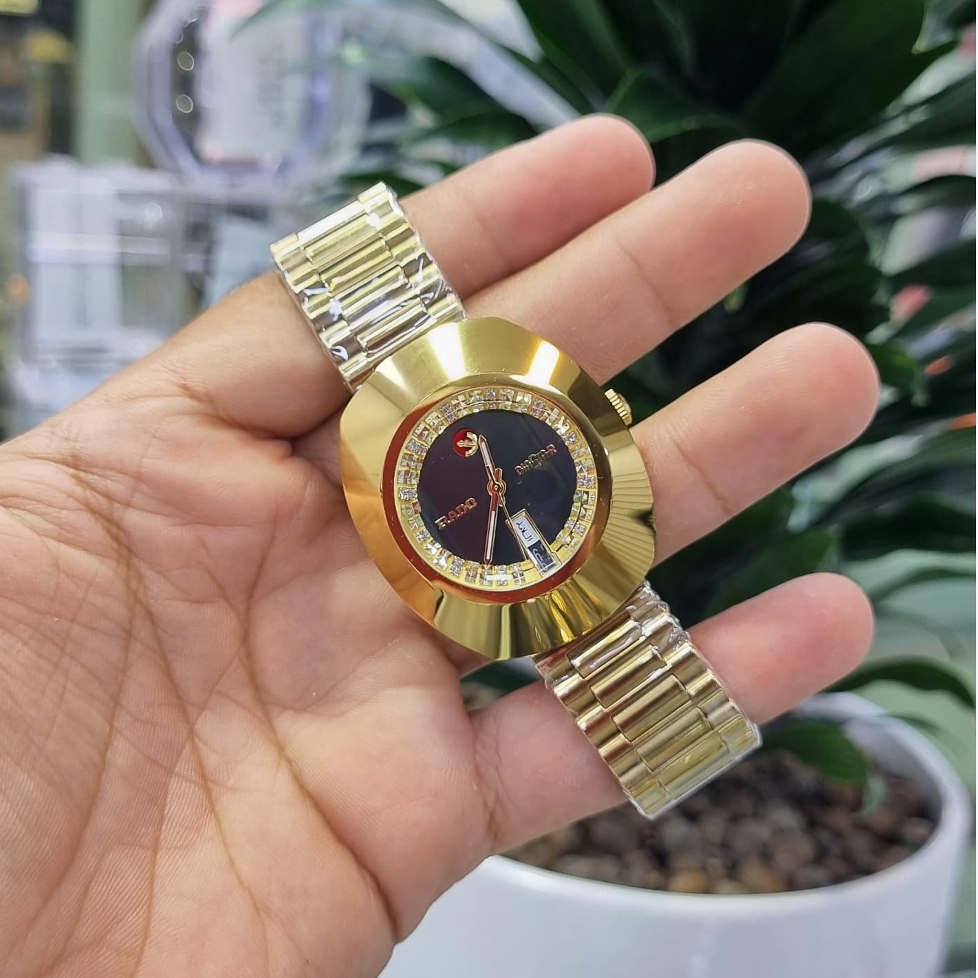 ساعت رادو اتومات RADO تخم مرغی بدنه تمام سرامیک صفحه مشکی لنگر چرخون ژاپن پشت پیچی