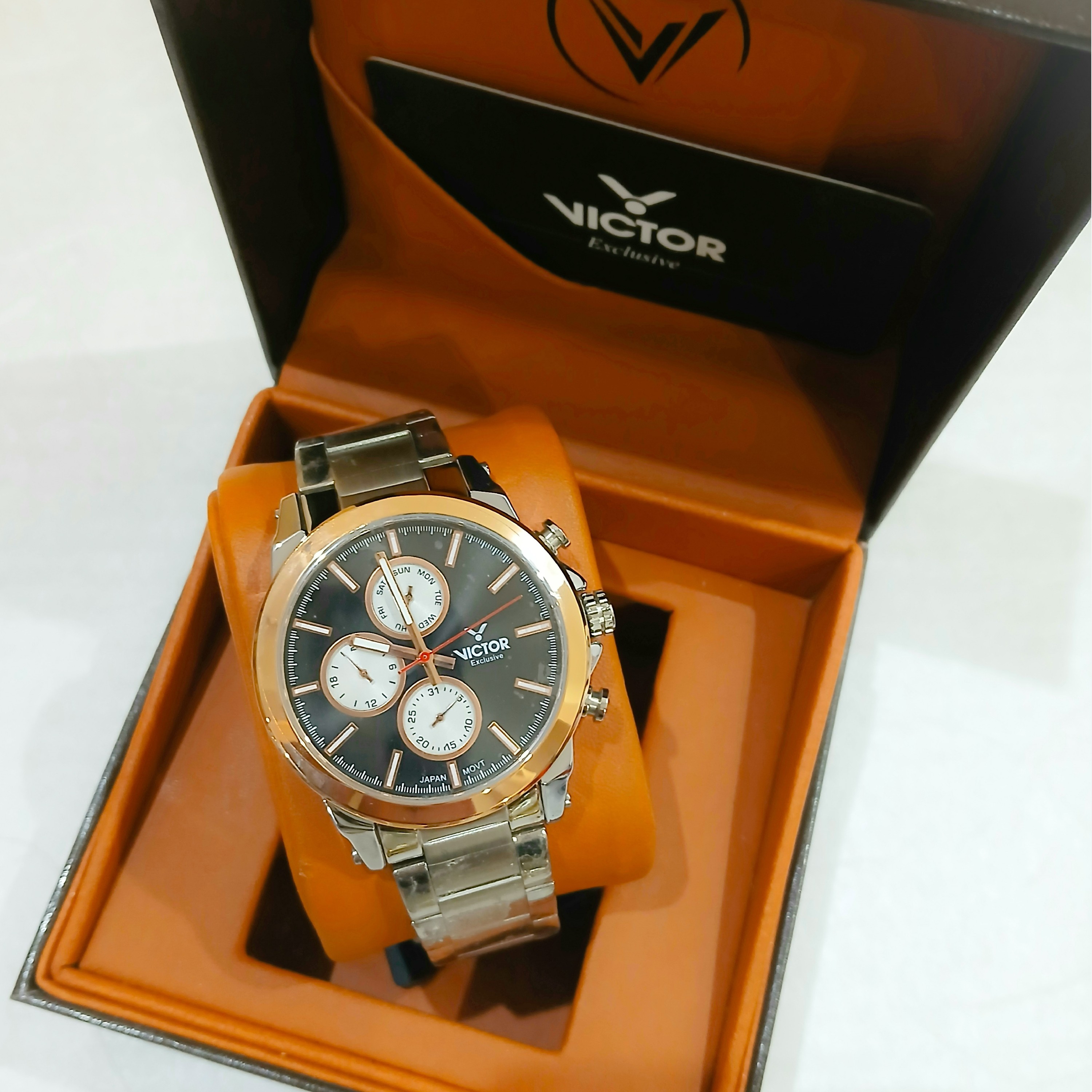 ساعت مچی عقربه ای مردانه VICTOR سه موتوره فعال فول تایم ژاپن مدل V5743-04 موتور میوتا ژاپن