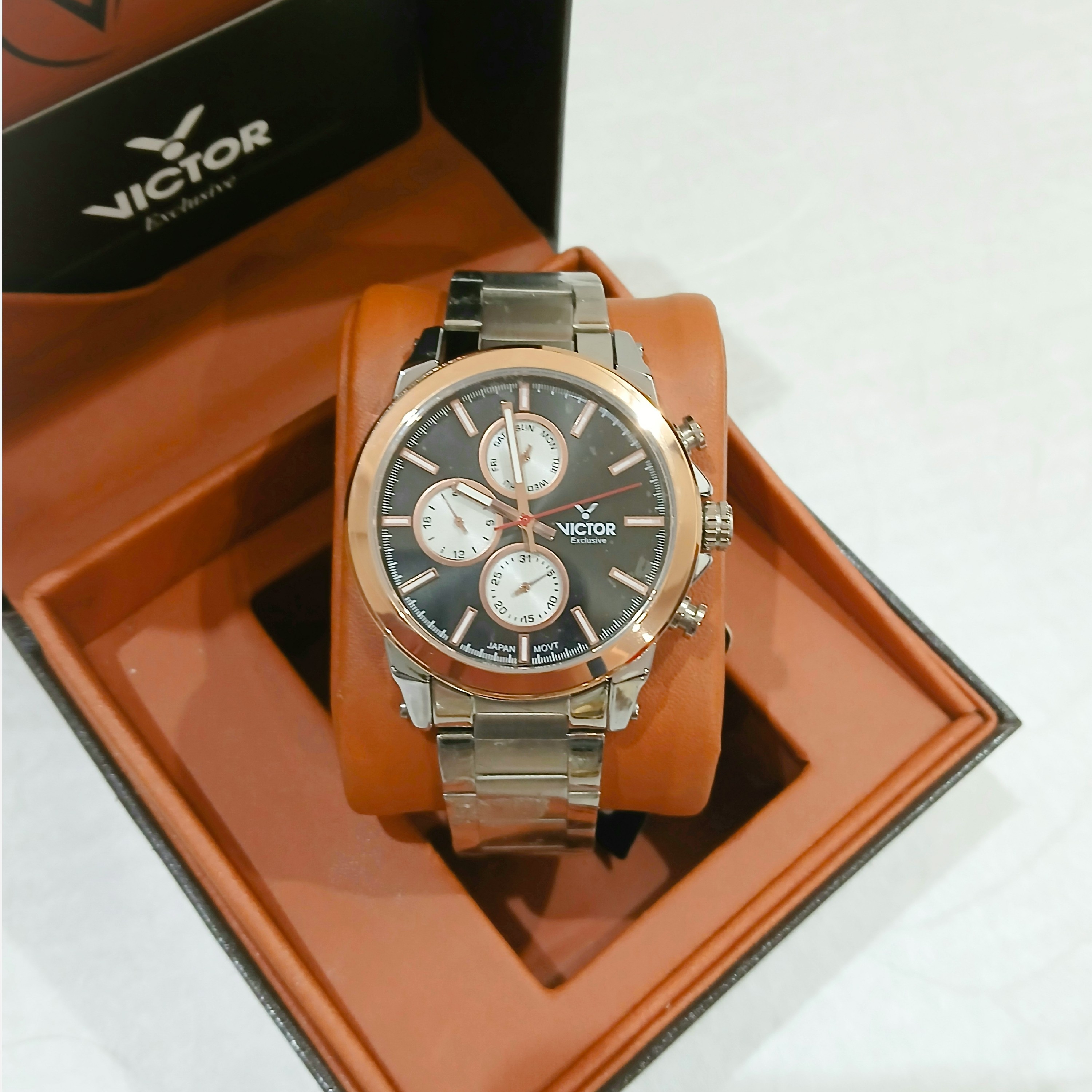 ساعت مچی عقربه ای مردانه VICTOR سه موتوره فعال فول تایم ژاپن مدل V5743-04 موتور میوتا ژاپن